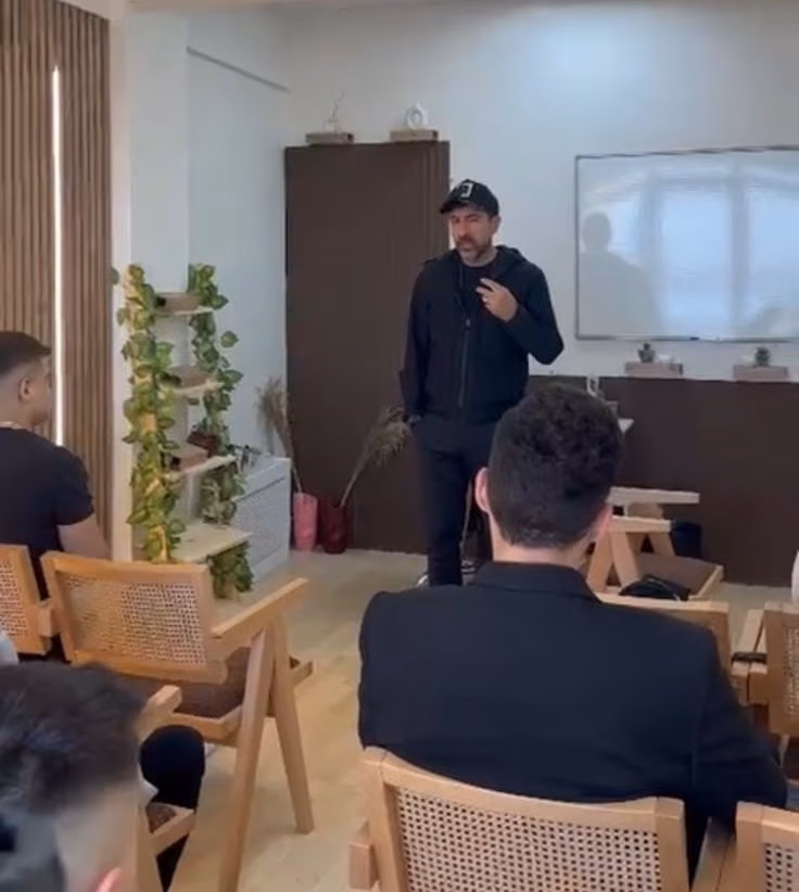 Eğitmenimiz sahne yönlendirmesinde